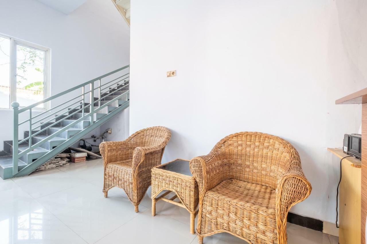 Oyo 863 Tenacity Guest House Syariah Cirebon Exterior foto