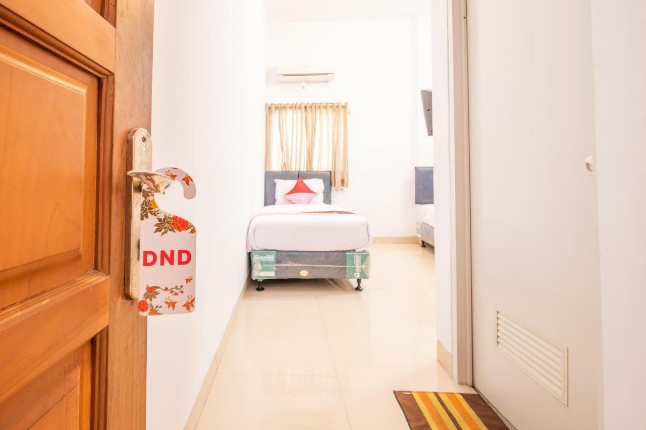 Oyo 863 Tenacity Guest House Syariah Cirebon Exterior foto